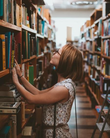 woman in library choose the book